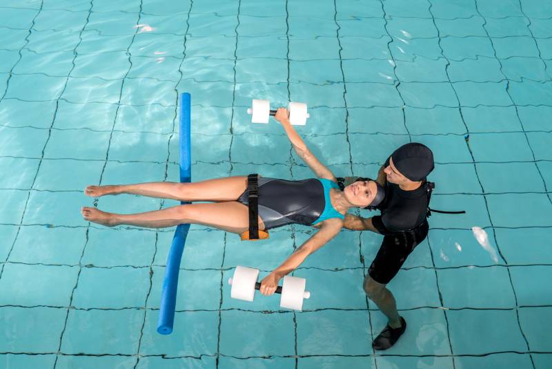 Fisioterapia in acqua con attrezzi